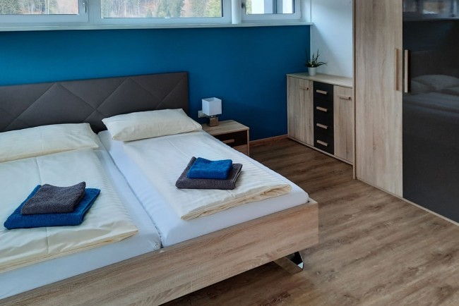 Schlafzimmer mit Doppelbett