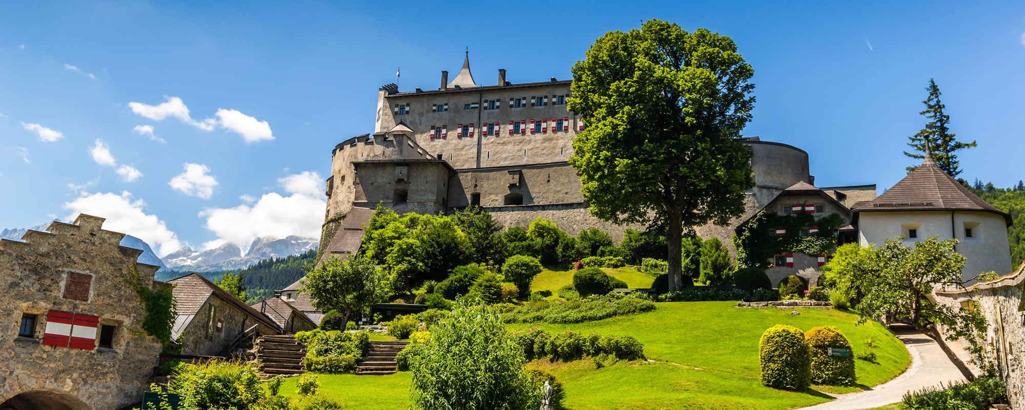 Erlebnisburg Hohenwerfen mit Landesfalknereimuseum und Greifvogelschau © Shutterstock