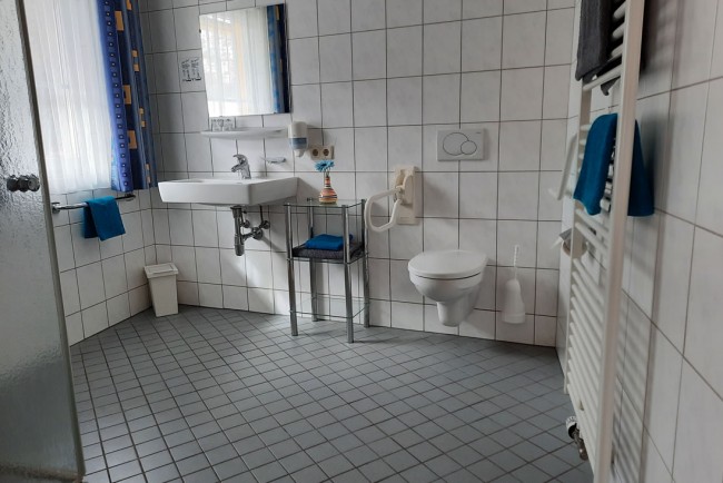 Barrierefreie Zimmer und Badezimmer