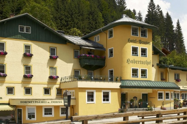 Hotel Hubertushof in Hüttau, Außenansicht im Sommer