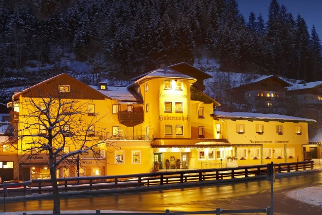 Hotel Hubertushof in Hüttau, Außenansicht im Winter