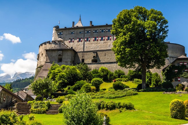 Erlebnisburg Hohenwerfen mit Landesfalknereimuseum und Greifvogelschau © Shutterstock