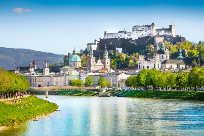 Blick über die Salzach auf die Salzburger Altstadt mit Dom und Festung Hohensalzburg © Shutterstock