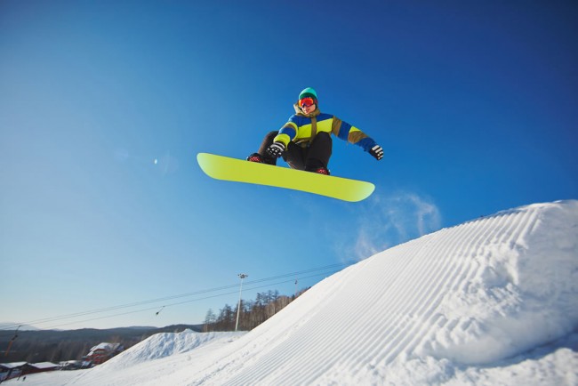 Skifahren, Snowboarden und Slopestylen in Flachauwinkl © Shutterstock