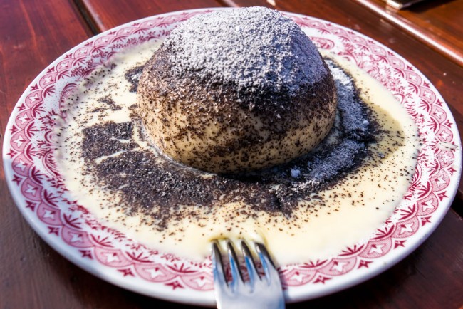 Traditionelles Hüttengericht - Germknödel mit Vanillesauce